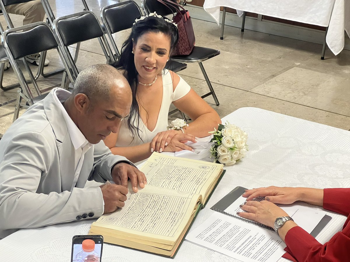 ConsulCubaMex's tweet photo. Nos complace seguir uniendo corazones 💕 en nuestra @EmbaCuMex . En esta ocasión, celebramos el matrimonio de los cubanos Adysleidis y Alain. 

Muchas Felicidades a los recién casados 👰🏼‍♀️🤵🏻 https://t.co/An658g2D6N
