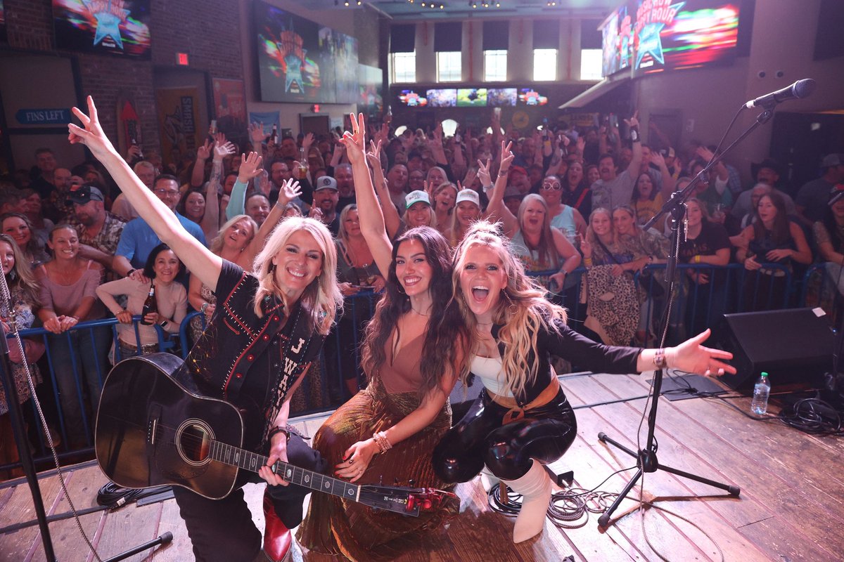 runawayjune's tweet image. Still high on the energy from Friday’s @highwaysiriusxm music row happy hour ♥️ see y’all tonight @opry!