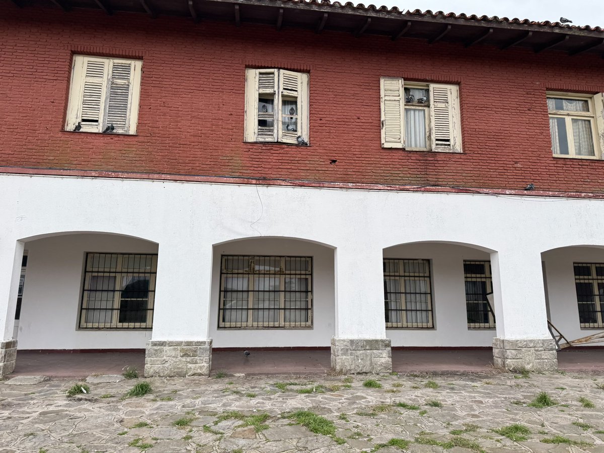 erecalt's tweet photo. Hoy, en la Comisión de Turismo del @concejomdp , tratamos diversos proyectos referidos a la decisión del Gobierno Nacional respecto a la administración del Complejo Chapadmalal.

Hace poco estuve por allá. Caminé entre hoteles abandonados, con techos caídos, humedad y estructuras que se caen a pedazos.

No podemos seguir sosteniendo espacios destruidos con discursos vacíos. Archivamos estos proyectos porque no vamos a convalidar la ineficiencia disfrazada de gestión.

Nosotros creemos en otro camino: inversión real, turismo con oportunidades y una ciudad que vuelva a mirar hacia el sur con orgullo. VLLC!