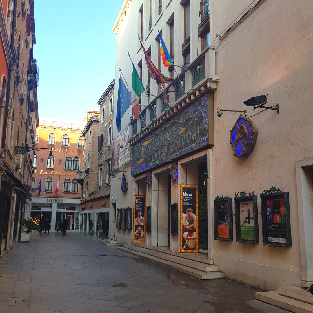 EnjoyRespectVe's tweet photo. Il #TeatroGoldoni è il più #antico #teatro di #Venezia ancora oggi esistente. #Scopri le #visite in #italiano e in #inglese. #Occasione unica per scoprire aneddoti e curiosità dei grandi #attori che ne hanno calcato le #scene dal #1600 ad #oggi.
https://t.co/PrEcAnpeiF https://t.co/aR4MzEWQmS