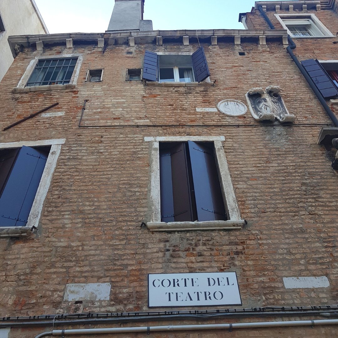 EnjoyRespectVe's tweet photo. Il #TeatroGoldoni è il più #antico #teatro di #Venezia ancora oggi esistente. #Scopri le #visite in #italiano e in #inglese. #Occasione unica per scoprire aneddoti e curiosità dei grandi #attori che ne hanno calcato le #scene dal #1600 ad #oggi.
https://t.co/PrEcAnpeiF https://t.co/aR4MzEWQmS