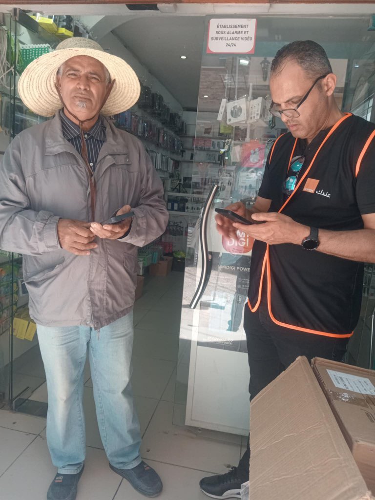SoumayaBelkhir1's tweet photo. 2 ème édition « My Customer My Boss » pour Orange Tunisie spéciale sud tunisien. Une nouvelle fois partis à la rencontre de nos clients là où ils sont, sonder leurs avis afin de répondre à leurs attentes! 
@millet_thierry @MJammouci @selimabenamara 
#OrangeEstLa 
#ProudToBeOrange https://t.co/muG2OVj1ve