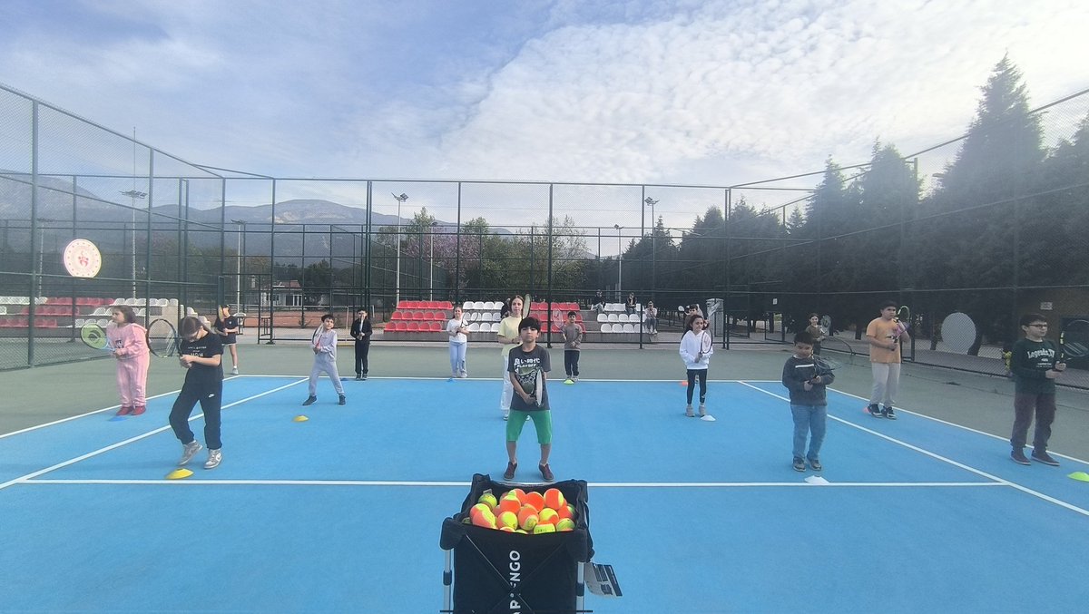 Mahonii5656's tweet photo. Açık havada keyifli bir antrenman günü ☀️🎾
@ozturkyunus45 
@Levent_Tokay 
@gunes_kbas https://t.co/ocmdLXfL4N
