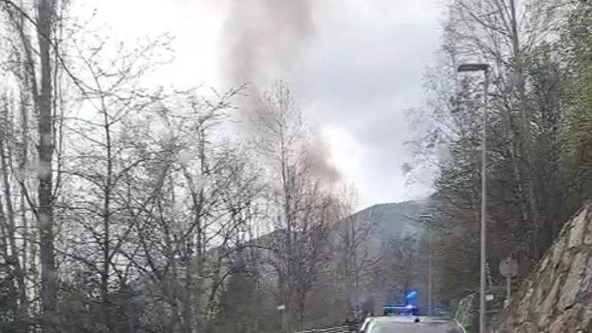 Diari d'Andorra (@diariandorra) on Twitter photo Desplaçament dels bombers per un foc entre la plana de la Comella i Engolasters <a href="/BombersAndorra/">Bombers d'Andorra</a>
buff.ly/Cq4KiuN Desplaçament dels bombers per un foc entre la plana de la Comella i Engolasters <a href="/BombersAndorra/">Bombers d'Andorra</a>
buff.ly/Cq4KiuN