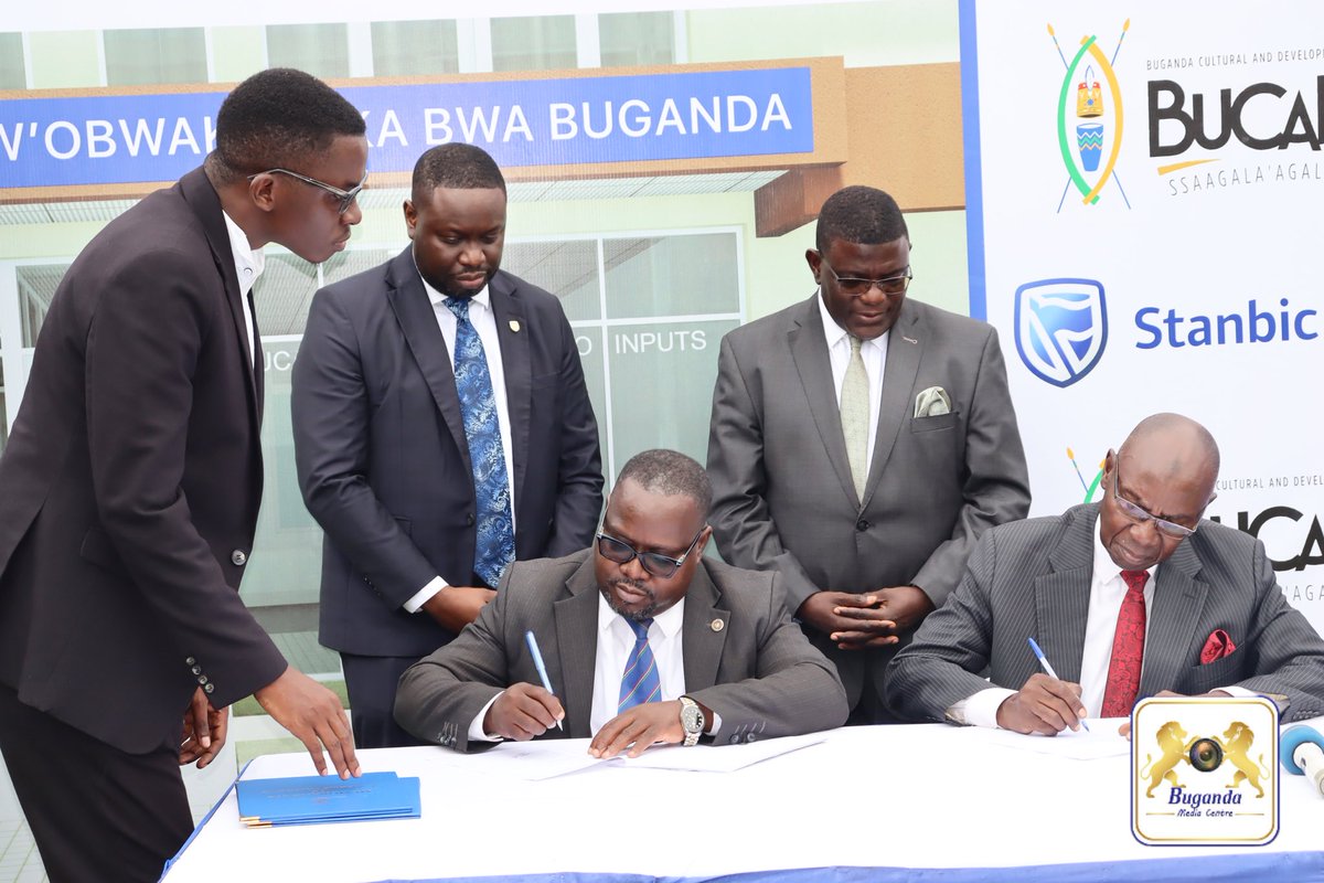 agric_buganda's tweet photo. Obwakabaka butongozza Ssemaduuka awagenda okutundibwa ebyobulimi n’obulunzi byonna nga busse omukago ne Stanbic Bank okuwola abalimi ensimbi ku magoba amasaamusaamu. 

Ssemaduuka ono agendereddwamu okuwonya abantu ebintu ebitali ku mutindo ebitundibwa ku katale nga enteekateeka https://t.co/XLiapILDiR