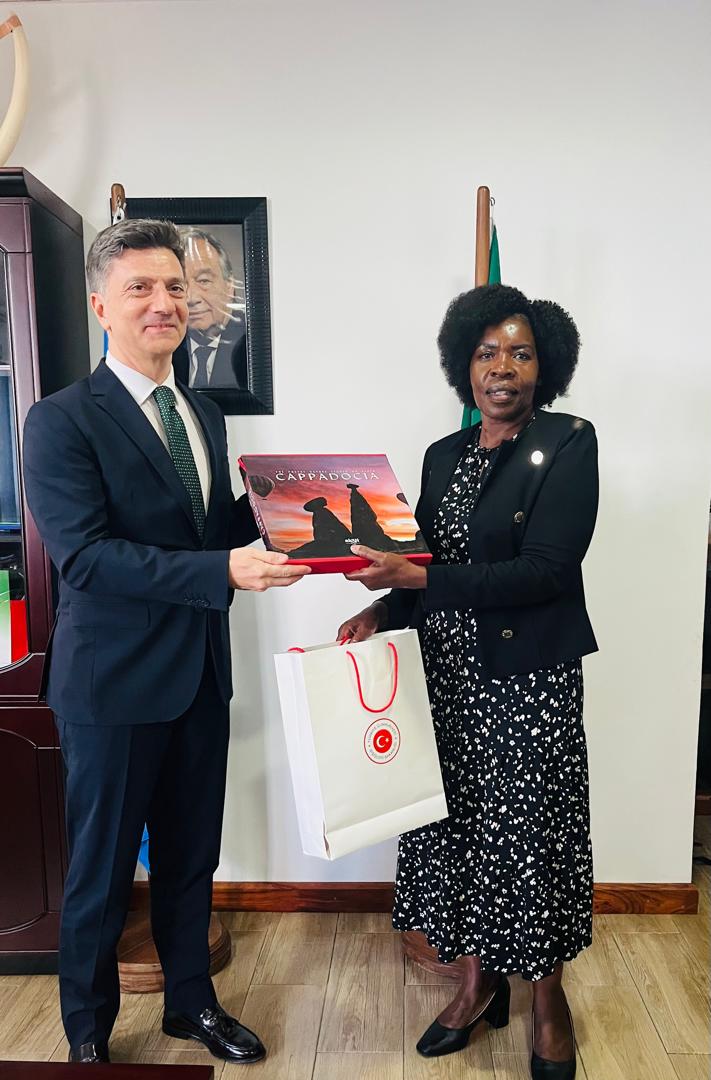 MutaliBeatrice's tweet image. Was honored to welcome the Turkish Ambassador to Zambia H.E. Mr. Bardaro H. Dicle. The UN values the partnerships we enjoy with development partners. Together, we are building a brighter future for all the people in #Zambia.
