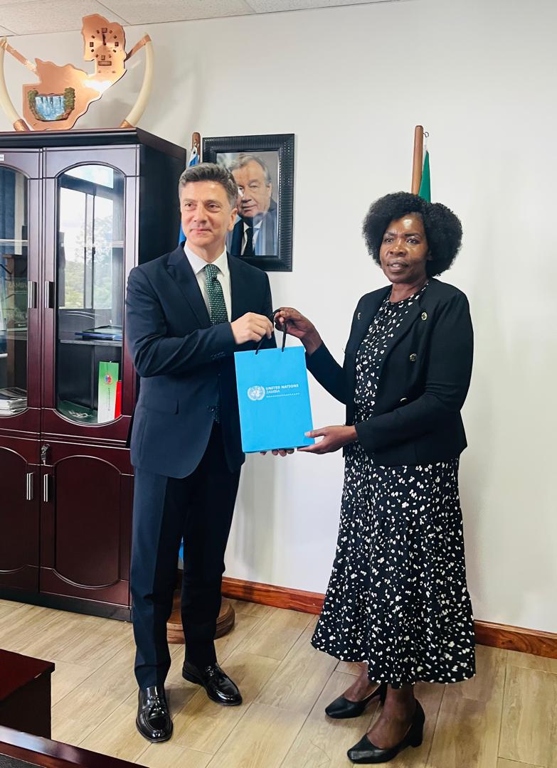MutaliBeatrice's tweet image. Was honored to welcome the Turkish Ambassador to Zambia H.E. Mr. Bardaro H. Dicle. The UN values the partnerships we enjoy with development partners. Together, we are building a brighter future for all the people in #Zambia.