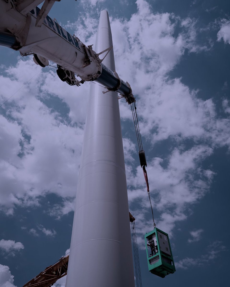Rüzgar türbinlerinin en üst kısmında yer alan nasel, jeneratör gibi önemli parçaları barındırır. Rüzgarla dönen rotor, hareketi dişli kutusu üzerinden jeneratöre iletir ve elektrik üretilir⚡🍃

#WeAreSarılar
#Heavylifting #Heavytransport #Heavyequipment #Logistics #WindEnergy