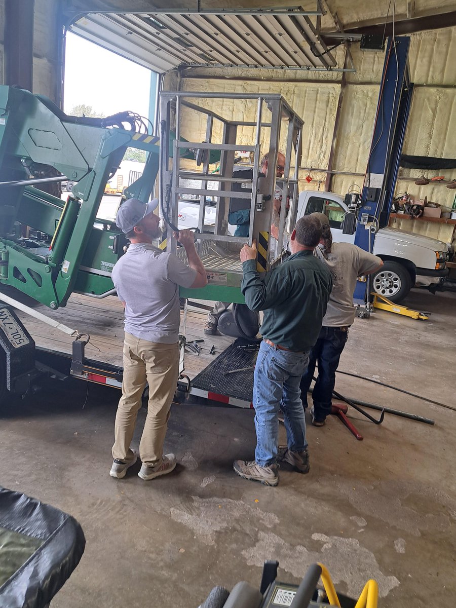 Allenstree's tweet photo. It’s not every day our arborists jump in on equipment maintenance—but when it’s all hands on deck, our team shows up. 💪🌳 Shoutout to the crew for going above and beyond! 

#WentzvilleMO #StCharlesMO #STL #Arborists #TreeCare #TreeService #Teamwork https://t.co/4m7vIHhlwm