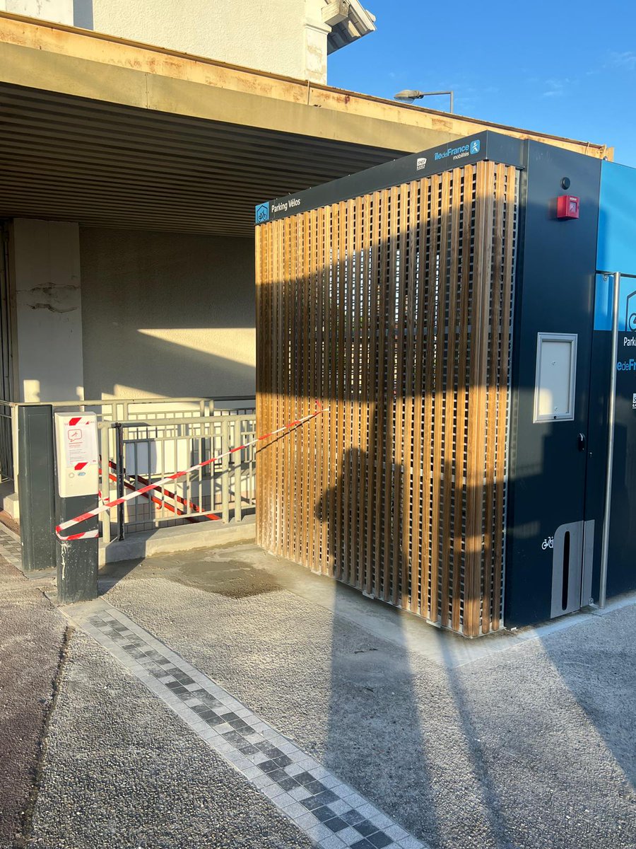 AdcPcs's tweet photo. Oh grande avancée aujourd'hui : l'ancien panneau IV a été retiré et un nouveau pied support est apparu... on progresse @IDFmobilites https://t.co/4ck9HC2s1m