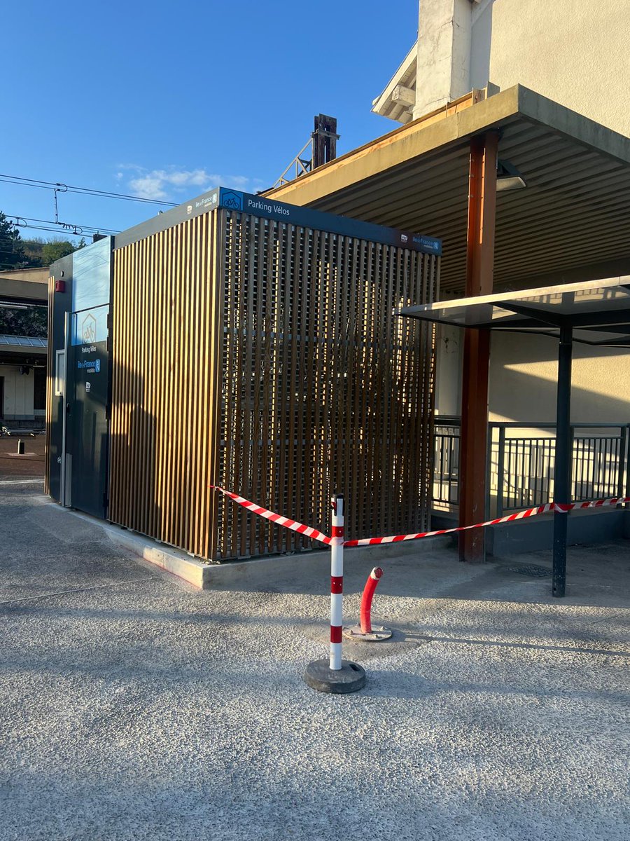 AdcPcs's tweet photo. Oh grande avancée aujourd'hui : l'ancien panneau IV a été retiré et un nouveau pied support est apparu... on progresse @IDFmobilites https://t.co/4ck9HC2s1m