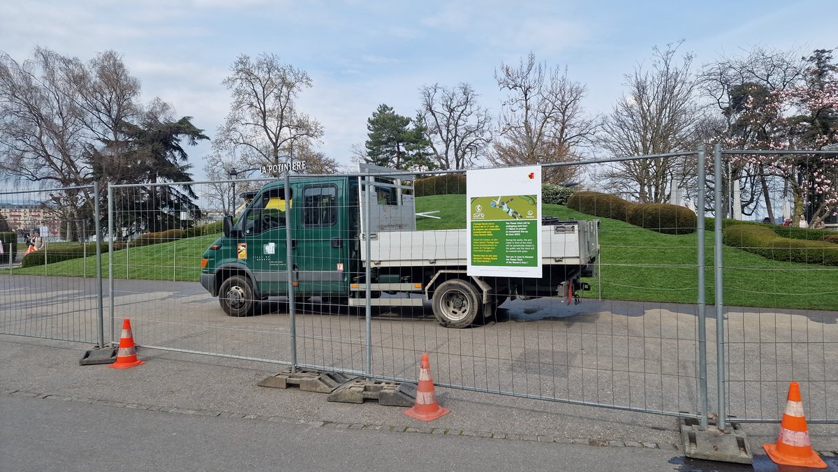 KudaZim7's tweet image. The Flower Clock, #Geneva, #Switzerland 🇨🇭.

Teachable moment in travel: be prepared to be disappointed sometimes. Geneva's most photographed attraction is the #FlowerClock, but when I visited this time, it was being renovated.