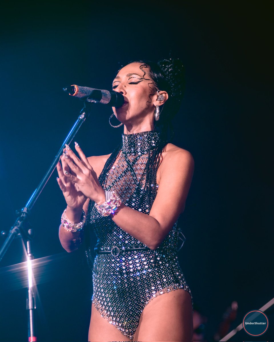 UnderShutter's tweet image. Ivonne Guzmán al frente de La Delio Valdez durante su presentación en el Quilmes Rock.
La cumbia tuvo su lugar destacado en la última jornada del festival ante un pintoresco atardecer y un público que se entregó por completo.
#QuilmesRock2025