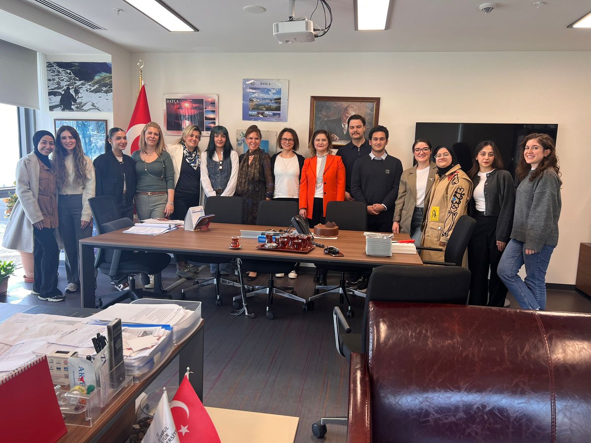 Uluslararası ilişkiler ve Uluslararası Ticaret ve Finans bölüm başkanlarımızın da katılımıyla, TÜBİTAK Üniversite Öğrencileri Araştırma Projeleri Destekleme Programı kapsamında kabul alan öğrencilerimiz ve danışmanlarıyla birlikte fakülte dekanlığımızda ufak bir kutlama yaptık.🧿