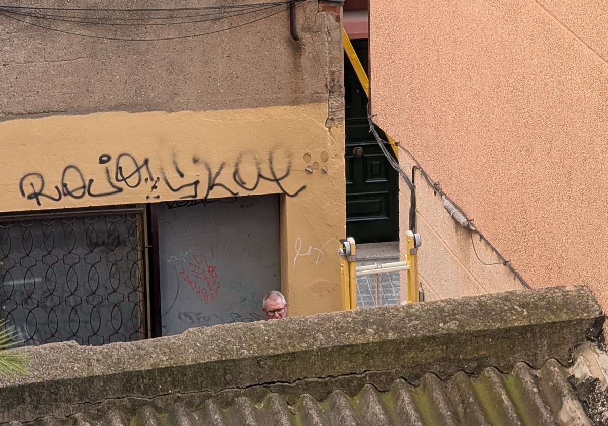¡Gato a salvo! Volví a llamar y vinieron los bomberos y han conseguido rescatarlo. Tiene collar así que me han explicado que lo llevarán al veterinario para intentar encontrar a su dueño. Ojalá sea así!

Sé feliz, michi, y mucha suerte! 🐱

Gracias, Bombers de L'Hospitalet! ❤️