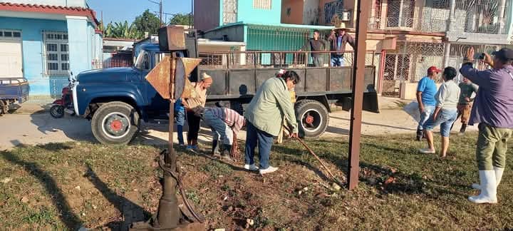 HiorvanysPerez's tweet photo. Con la premisa que la ciudad es de todos, se realizó el trabajo voluntario en saludo al 1ro de Mayo en la franja   del ferrocarril norte_sur de la ciudad de #CiegodeAvila.
#capitalLate
#CiegoEn26 https://t.co/rPruL2qHYn