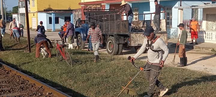 HiorvanysPerez's tweet photo. Con la premisa que la ciudad es de todos, se realizó el trabajo voluntario en saludo al 1ro de Mayo en la franja   del ferrocarril norte_sur de la ciudad de #CiegodeAvila.
#capitalLate
#CiegoEn26 https://t.co/rPruL2qHYn