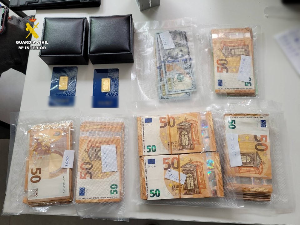 La Guardia Civil de Alicante ha detenido a una familia dedicada a estafar a empresarios mediante falsos préstamos internacionales 

tribunabenemerita.es/index.php/actu…