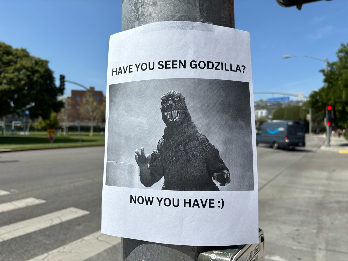 It's always a good day when you see the King of the Monsters... unless you're a building 😅

#Godzilla