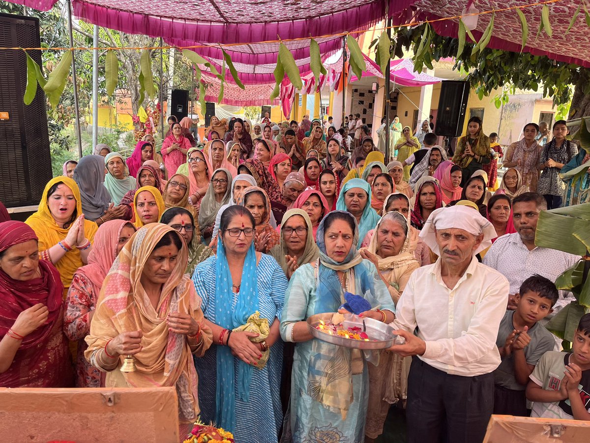 Aadiyogi_Swami's tweet photo. On the second day of the Shrimad Bhagwat Katha, on the occasion of Buddhi Kathua, in Jammu and Kashmir, by Adiyogi Gautam Swami Ji the saints made the story listening to the story and devotees made their lives in pleasure and blessed.
#JaiShriKrishna 
#Adiyogi_Gautam_Swami https://t.co/7qh9opqbJB