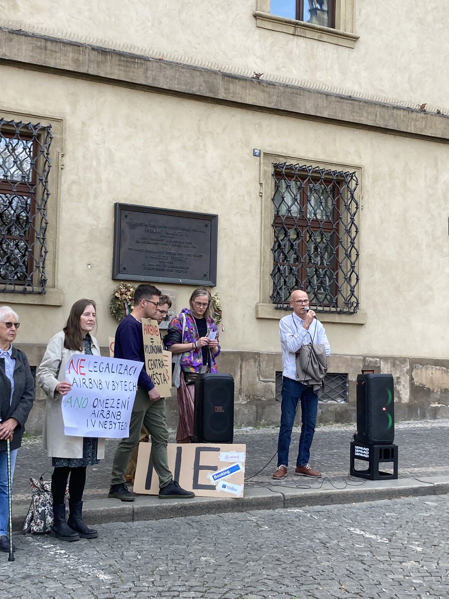 RomanBelor's tweet photo. Včera jsem vystoupil na shromáždění za omezení airbnb. Jako občan Prahy 1 vnímám všechny neduhy spojené s krátkodobým ubytováváním a jistou formu regulace pokládám za nezbytnou. Nedopusťme, aby se z centra Prahy stal skanzen. https://t.co/5njshttRi2