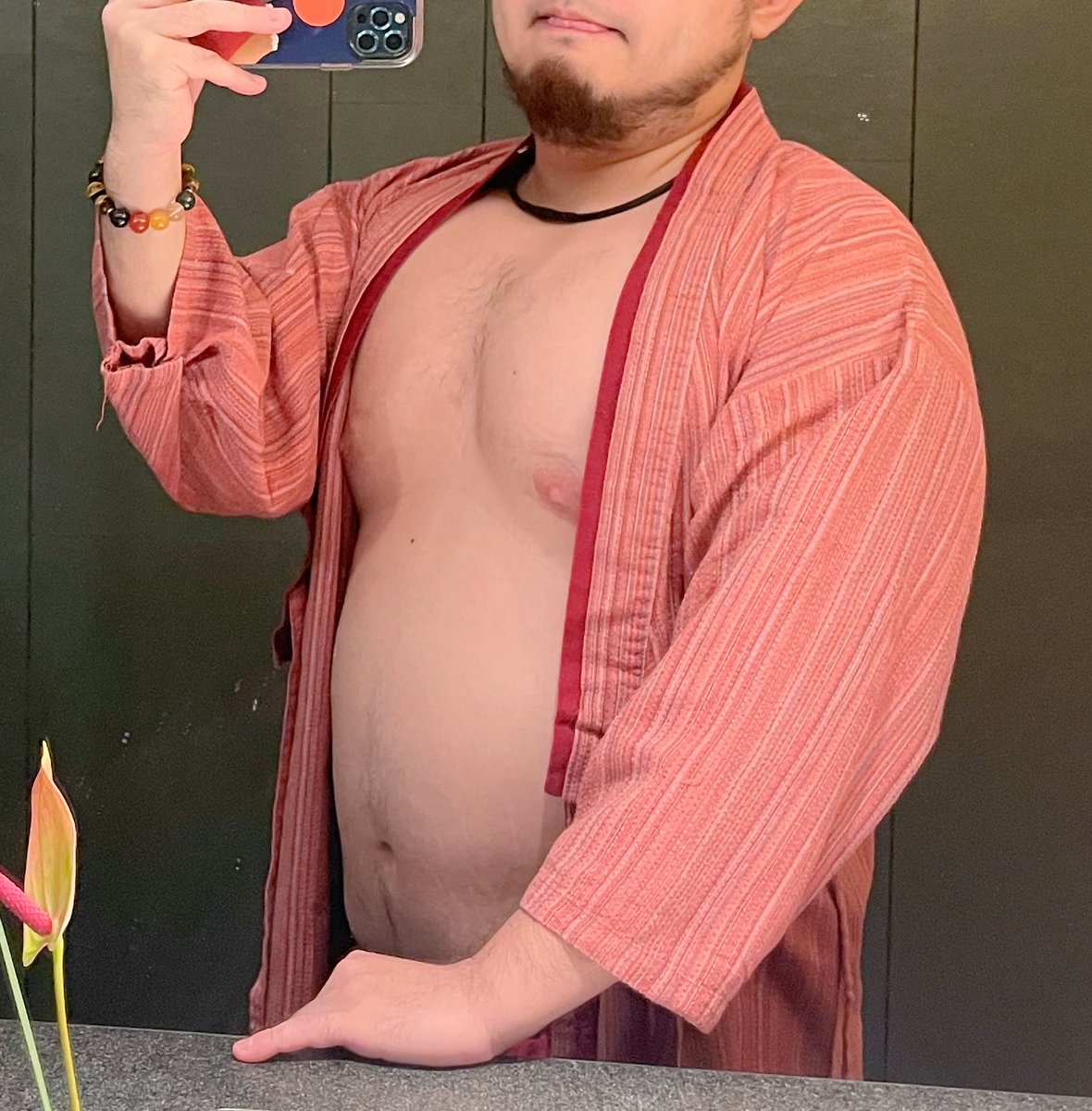 明明很牽掛，卻不敢打擾，
明明很想念，卻不能聯繫，
明明很在乎，卻又裝作無所謂，
人生最難渡的劫，
就是愛上了一個不該愛的人，
想忘忘不了，想見見不到，
最好的愛情不一定在身邊，
但一定在心裡，入了心動了情，
就是一輩子的牽掛。