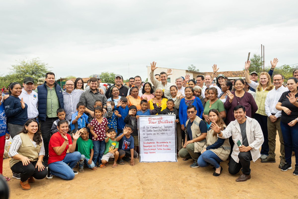 Hoy estuve en el Chaco acompañando de cerca a las familias afectadas por las inundaciones. Inicié la jornada en Mariscal Estigarribia, donde evaluamos las acciones que estamos coordinando entre varias instituciones. Luego fui hasta Santa Teresita para ver de primera mano cómo