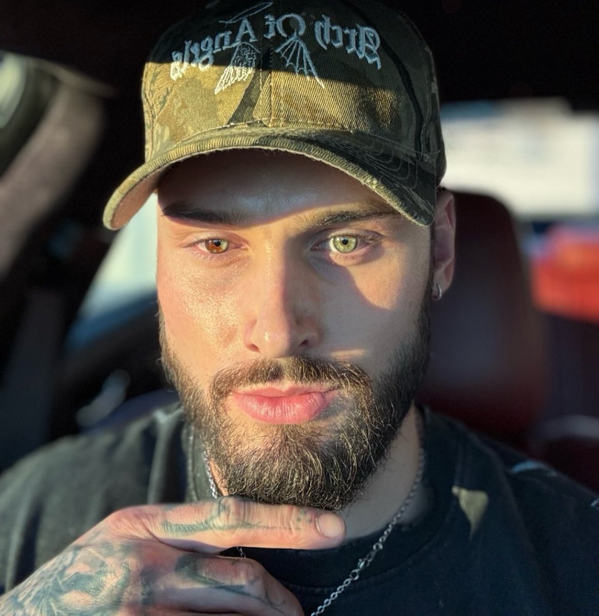 𝙉𝙤 𝙛𝙪𝙘𝙠𝙞𝙣𝙜 𝙙𝙚𝙨𝙞𝙧𝙚 𝙩𝙤 𝙛𝙞𝙩 𝙞𝙣.

- 𝙊𝙧𝙞𝙜𝙞𝙣𝙖𝙡 𝘾𝙝𝙖𝙧𝙖𝙘𝙩𝙚𝙧 - 

𝙇𝙚𝙩 𝙢𝙚 𝙪𝙥𝙜𝙧𝙖𝙙𝙚 𝙮𝙖.