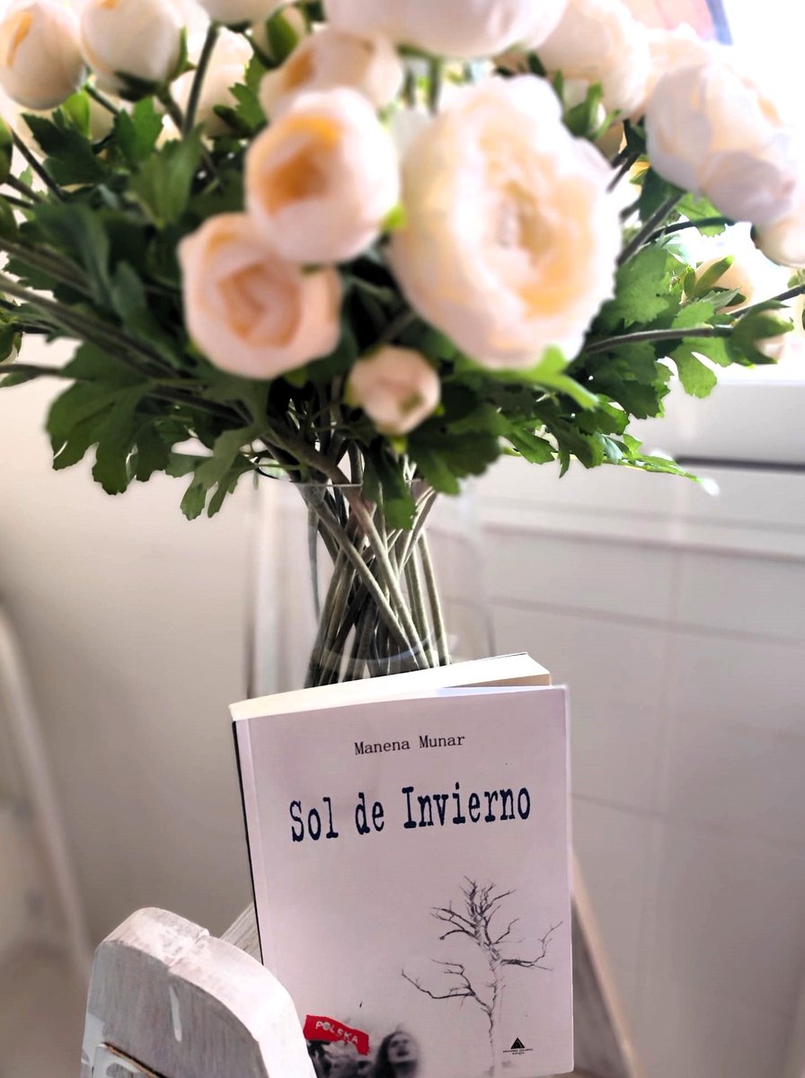 El mejor día para empezar la novela de mi colega Manena Munar. Ambientada en #polonia, "Sol de Invierno" promete.

#fotoperiodismo #fotógrafa #viatges #lugaresdesconocidos #exploringtheglobe #irenegonzalez #periodista #viajesporelmundo #viajar #viajera