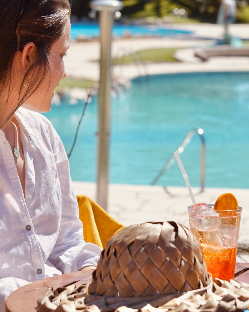 🍹☀️¡Qué bien se está disfrutando de una bebida refrescante junto a la piscina! 🏊 ¿Con quién te gustaría compartir este momento durante tus vacaciones? ✨

#CampingPlayaMontroig #campinglife #cocktail #piscina #terraza