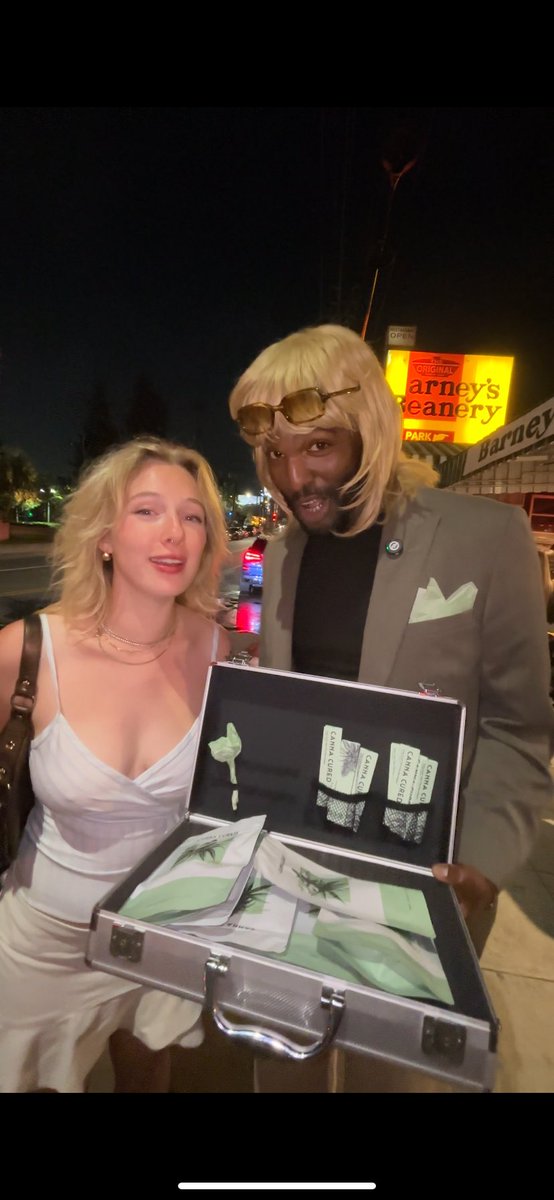 POV: you’re having the time of your life then BLACKSTON KUTCHER shows up out of no where and starts asking you about your dream blunt rotation🤓 imagine.