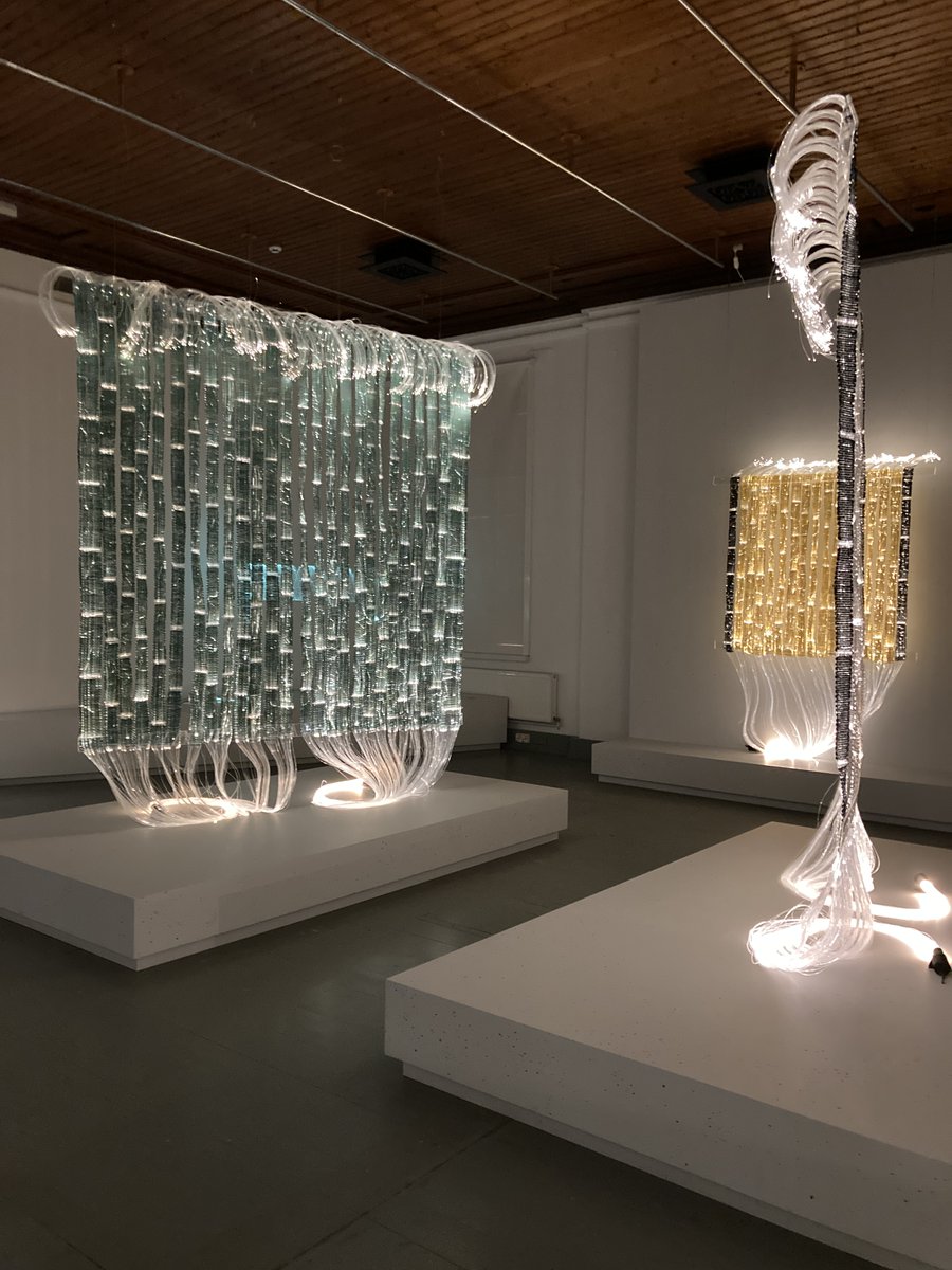 Ovelta ovelle kiertävät valokuitukauppiaat ovat ärsyttäviä. Mutta nyt löytyi valokuidullekin järkevää käyttöä! Maija Lavosen ryijyt ovat upeita, materiaalina niissä on valokuitu. Innovatiivista ryijyperinteen ravistelua.
<a href="/DesignmuseoFI/">Designmuseo</a>
#MaijaLavonen