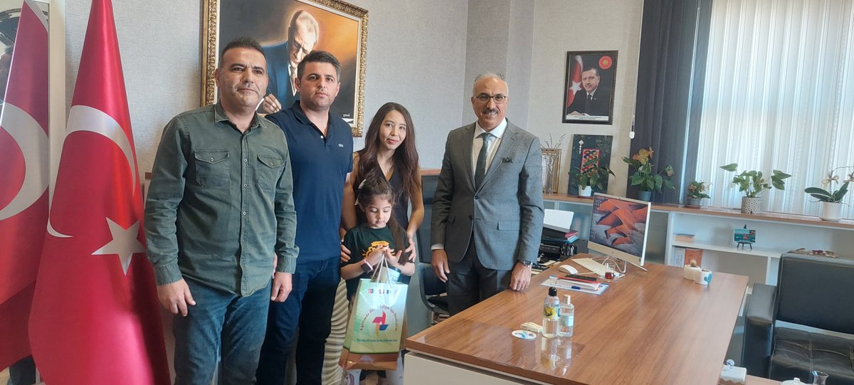 İlçe Milli Eğitim Müdürümüz Necmettin DARDAĞAN, "Adana Okuyor" Projesi'nde 2. sınıflar kategorisinde il birincisi olan Çarkıpare Şehit Ertan Tokuş İlkokulu öğrencisi Duru Gül’ü makamında kabul ederek tebrik etti ve başarılarının devamını diledi.