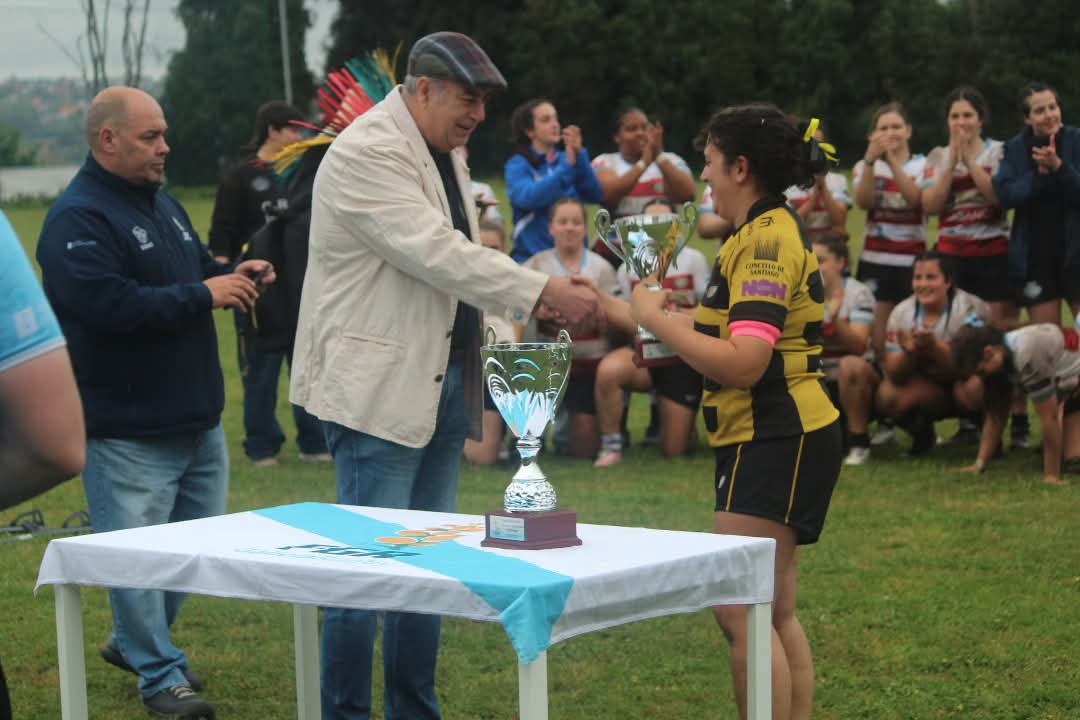 Santiago Rugby Club (@rugbysantiago) on Twitter photo O sábado pasado, o feminino non puido traer o título da liga galega para casa.
Dámoslle a noraboa ó <a href="/CRAT1976/">C.R.A.T. A Coruña</a> B pola copa e polo seu bo xogo.
Péchase a tempada, pero non de todo, xa que o feminino ten un partido da fase de ascenso en Bilbao 4 de Maio.
Informarémoste 👂👂!! O sábado pasado, o feminino non puido traer o título da liga galega para casa.
Dámoslle a noraboa ó <a href="/CRAT1976/">C.R.A.T. A Coruña</a> B pola copa e polo seu bo xogo.
Péchase a tempada, pero non de todo, xa que o feminino ten un partido da fase de ascenso en Bilbao 4 de Maio.
Informarémoste 👂👂!!