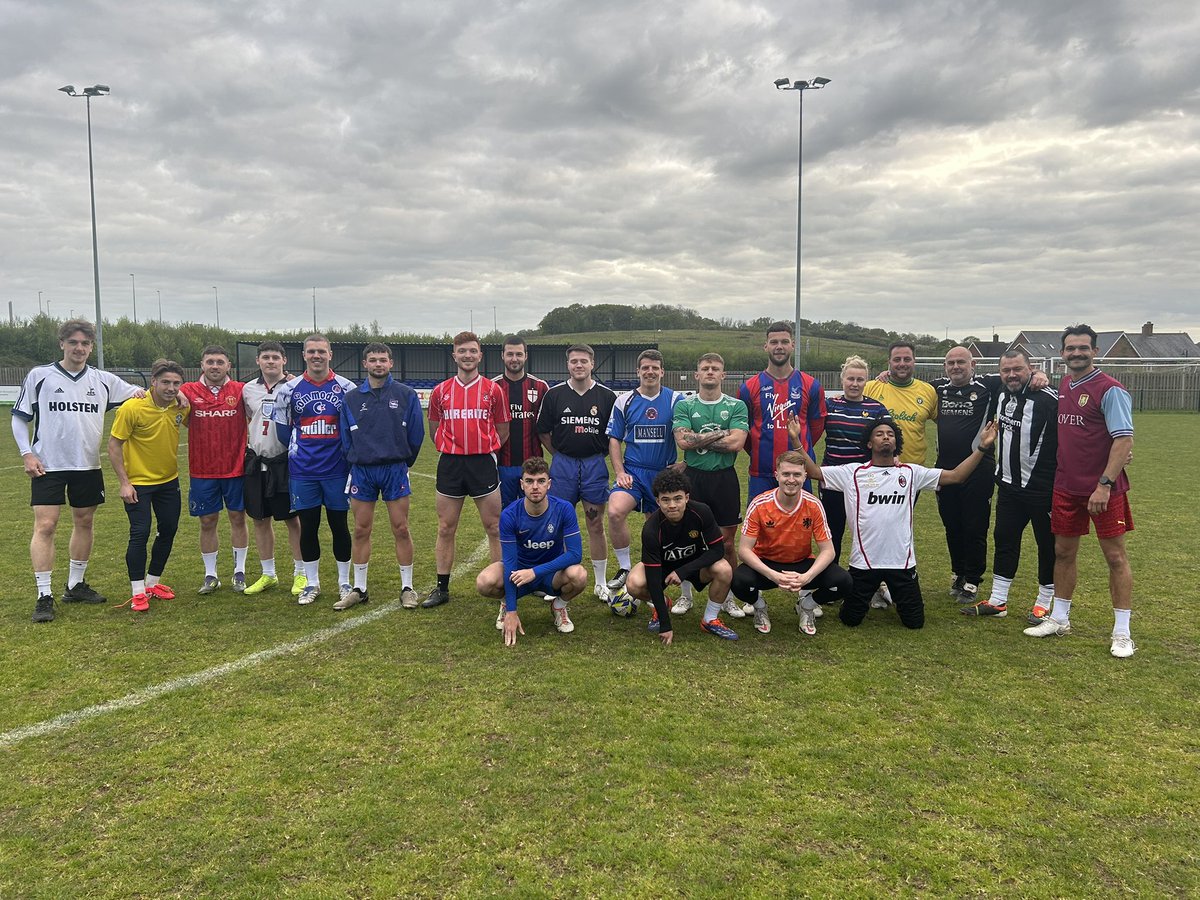 BroadbridgeHeath FC (@thebearsbbhfc) on Twitter photo 👕 Retro Shirt Night 👕 
Tonight the theme for training was Retro shirts
And wow we got a few special ones! 👕 Retro Shirt Night 👕 
Tonight the theme for training was Retro shirts
And wow we got a few special ones!