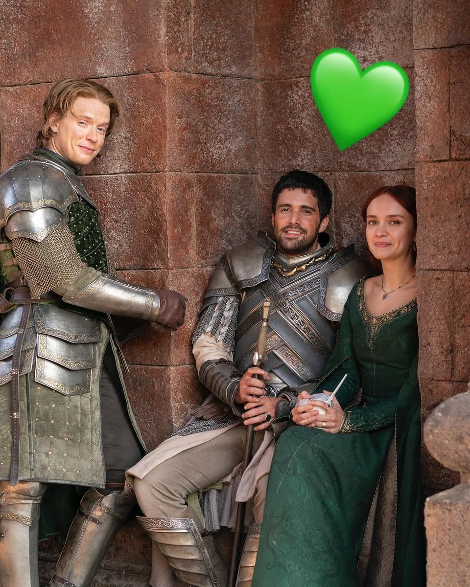 NEW BTS: Olivia Cooke, Freddie Fox and Fabien Frankel on 'HOUSE OF THE DRAGON'.