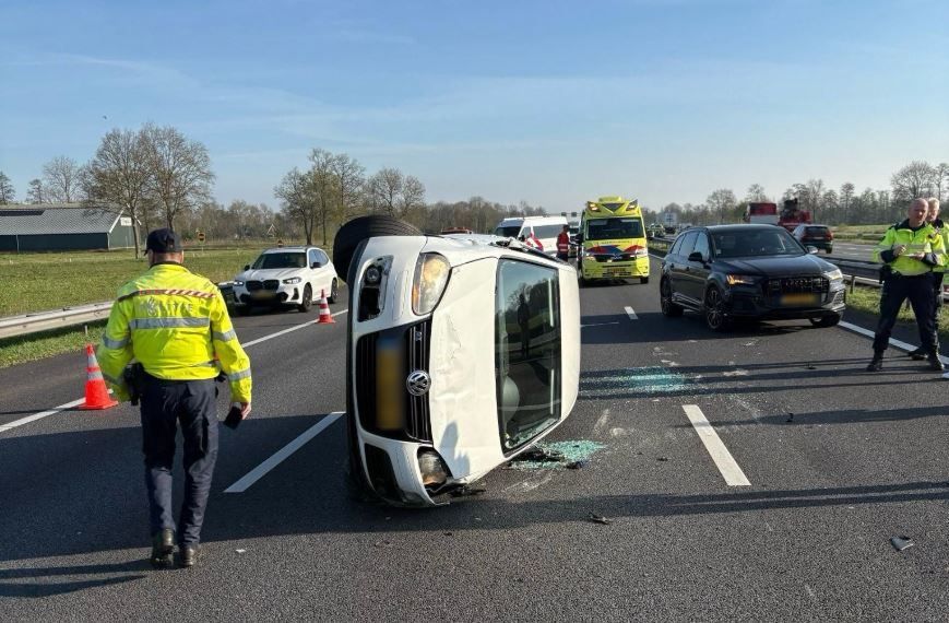 Auto op zijkant veroorzaakt vertraging op A28 bij Nieuwleusen