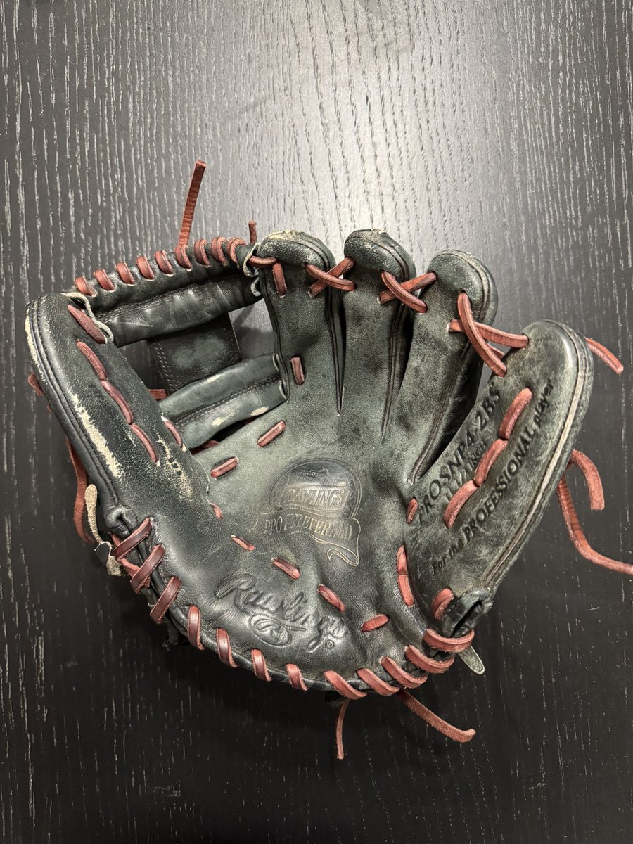 FixItFowler42's tweet image. Full re-lace, conditioning, and tear repair on this old school Pro Preferred! #FixItFowler @skipMeyers17 @Starting9_37_