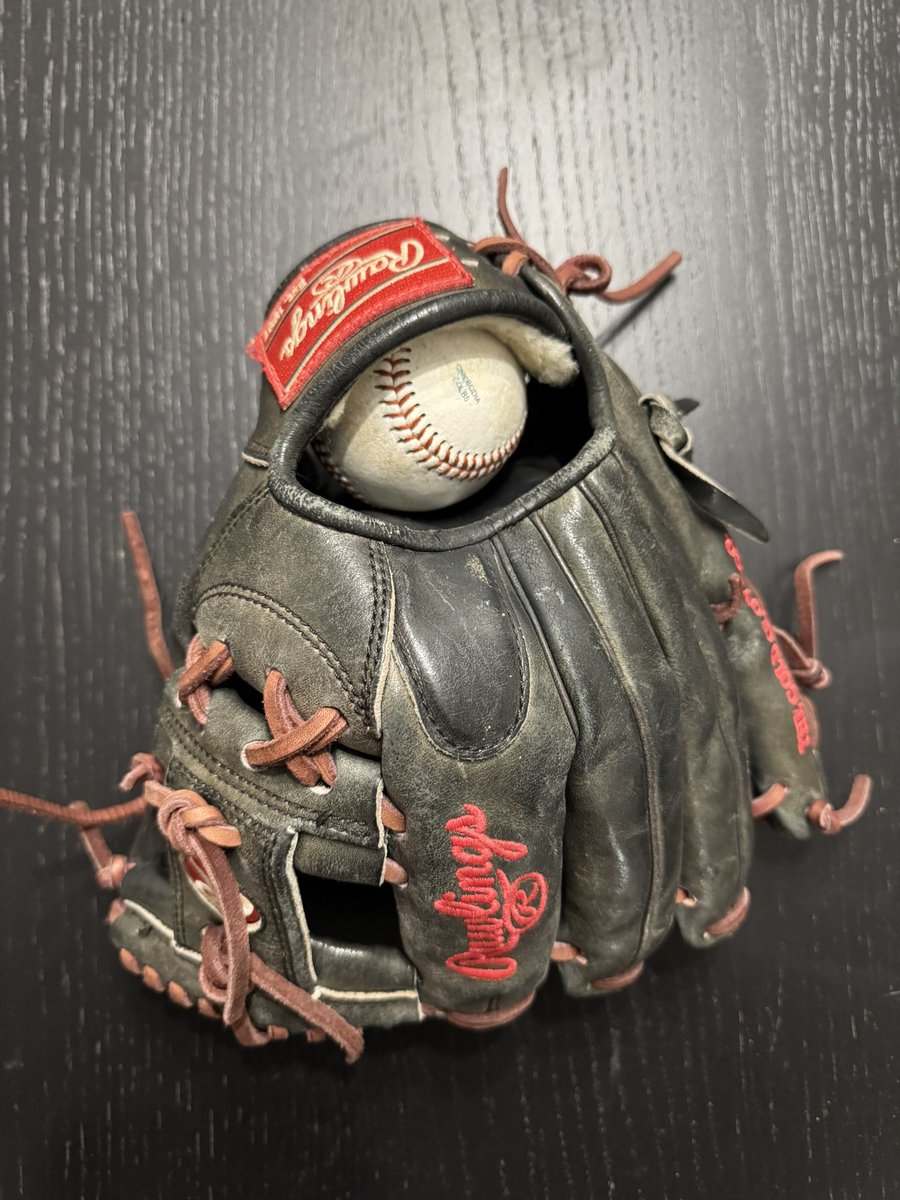 FixItFowler42's tweet image. Full re-lace, conditioning, and tear repair on this old school Pro Preferred! #FixItFowler @skipMeyers17 @Starting9_37_