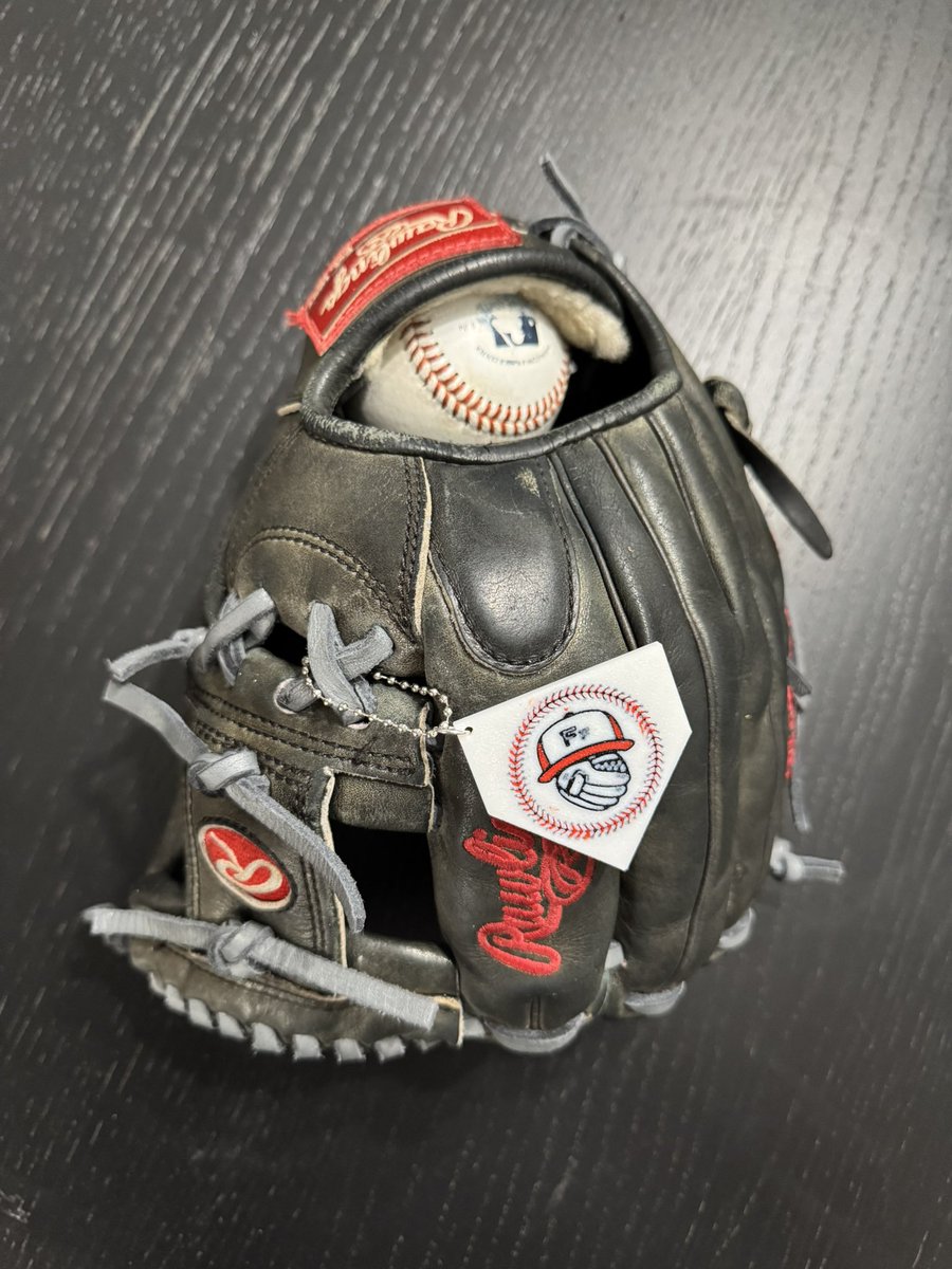 FixItFowler42's tweet image. Full re-lace, conditioning, and tear repair on this old school Pro Preferred! #FixItFowler @skipMeyers17 @Starting9_37_
