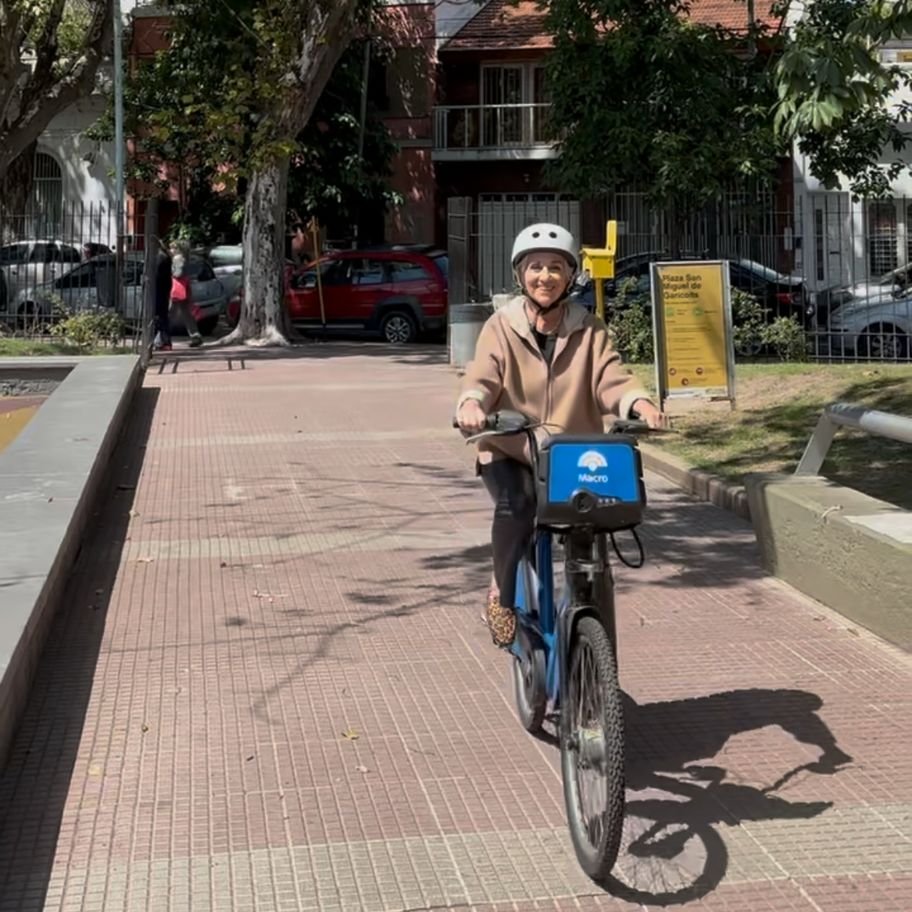 🚲 Hoy celebramos el Día Internacional del Ciclista.
Gracias por cada pedal que empuja una Ciudad más limpia, saludable y sostenible.
¡Feliz día a quienes eligen la bici todos los días! 💙