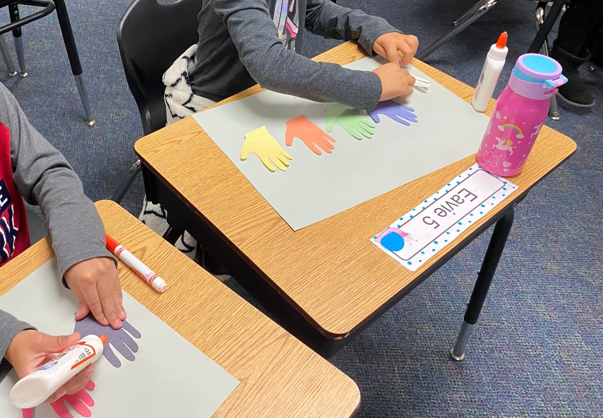 lsedfoundation's tweet photo. Happy ASL Day from the Lee’s Summit Educational Foundation! 👐

A Classroom PEAK Grant helped bring greater representation of the deaf and hard-of-hearing community into classrooms through literature, sparking awareness, and important conversations. #ASLDay #LSEF #LSR7 https://t.co/jNG5mNsmCv