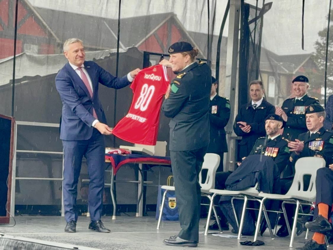 SCCambuurLwd's tweet image. 🇨🇦 Het is 𝐋𝐞𝐞𝐮𝐰𝐚𝐫𝐝𝐞𝐧 𝐃𝐚𝐲 in Petawawa (Canada), de thuisbasis van de Royal Canadian Dragoons.

Met een speciale ceremonie wordt uitgebreid stilgestaan bij de 80-jarige bevrijding en daar hoort -uit handen van Burgemeester Buma- een passend cadeau bij! 💛💙