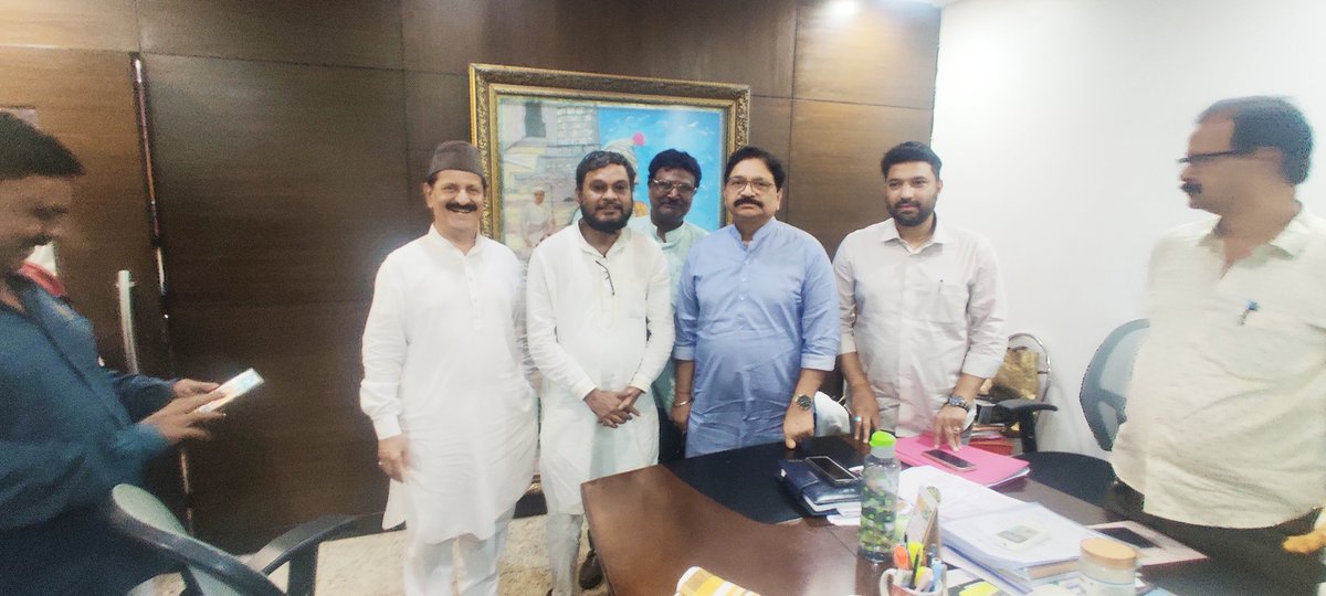 आज रात 
उत्तर पश्चिम जिला के लोकप्रिय सांसद श्री  <a href="/RavindraWaikar/">Ravindra Waikar</a> जी से माजी नगर सेवक हाजी इस्माईल मकवाना जी के साथ एक मुलाकात 
साथ में विभाग प्रमुख श्री <a href="/AltafPevekar/">Altaf Pevekar</a> जी 

<a href="/mieknathshinde/">Eknath Shinde - एकनाथ शिंदे</a> 
<a href="/DrSEShinde/">Dr Shrikant Lata Eknath Shinde</a>