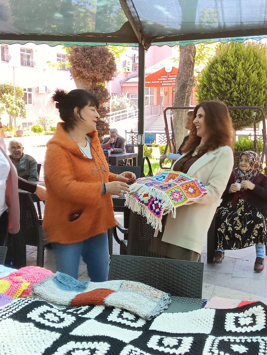 Bir parça da senden olsun mu? diyen Orhan Abalıoğlu MTAL Sivil Savunma Kulübü mensupları, Denizli Huzurevinde Hemsball oynadı. Etkinlikte huzurevi sakinlerine dizüstü battaniye, lif ve patik örül hediye edildi

#hemsball #denizli #spor <a href="/Hemsball/">Hemsball</a> <a href="/tgosbfed/">Türkiye Gelişmekte Olan Spor Branşları Federasyonu</a> <a href="/OA_BAK/">Dr. Osman Aşkın Bak</a> <a href="/gencliksporbak/">Gençlik ve Spor Bakanlığı 🇹🇷</a>