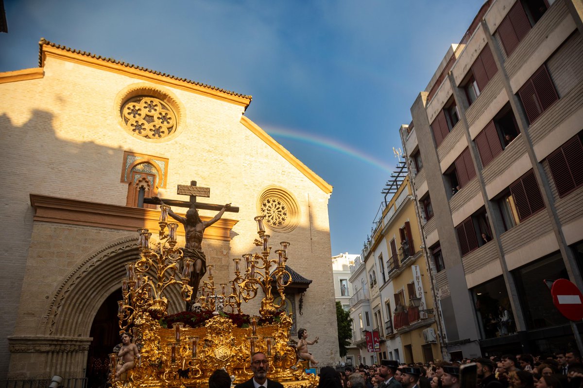 Recuerda, Sevilla, en el fondo de nuestras almas siempre acaba saliendo el sol.

Javieres, sol y arcoiris.

📷 <a href="/vrd_93/">Víctor Rodríguez Domínguez</a> 

#SSantaSevilla25