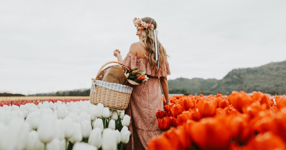 A walk through the tulips 😍 With 35 acres of blossoming flowers to wander, a visit to Lakeland Flowers is the perfect way to bask in the season.

There's no better place to give your sense of wonder a vibrant splash of colour!
