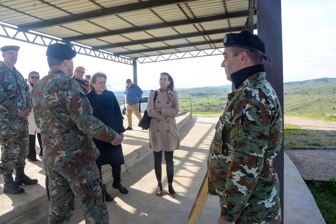 📌Државниот секретар Елизабета Чуповска Ристова и заменикот шеф на мисијата на САД,Никол Варнс, на „Криволак“
👉 АП„Криволак“ е уникатен капацитет каде припадниците на 🇲🇰Армија, Армијата на 🇺🇸 и армиите на вооружените сили на сојузниците ја унапредуваат интероперабилноста.
🇲🇰🤝🇺🇸