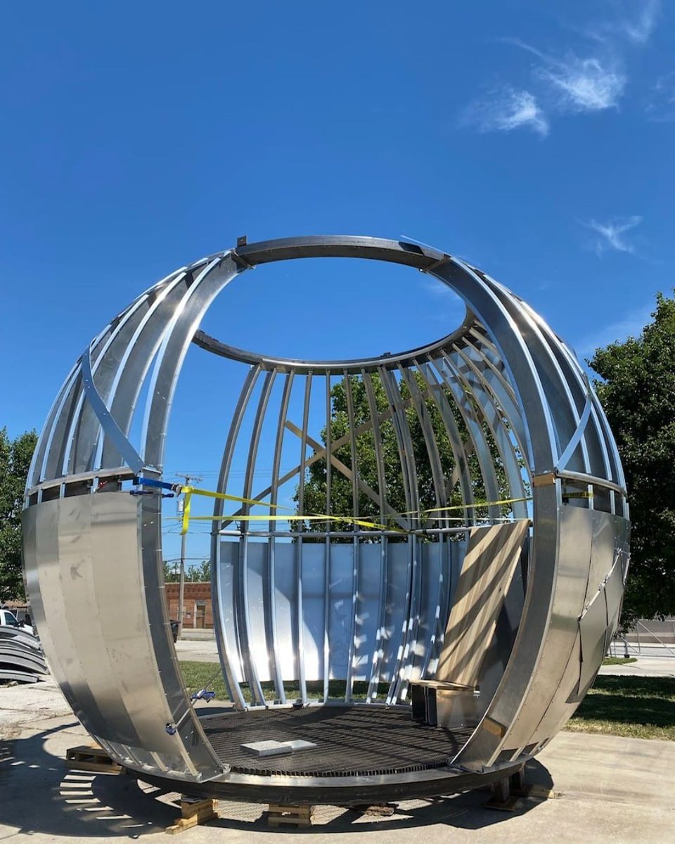 azahner's tweet image. At James Turrell's Skyspace in Council Bluffs, Iowa, Zahner provided a seamless stainless steel sphere, merging architectural precision with ethereal artistry. Learn more: bit.ly/4cvk5rQ #Skyspace #Zahner #LightArt #ArchitecturalDesign #stainlesssteel #metalarchitecture