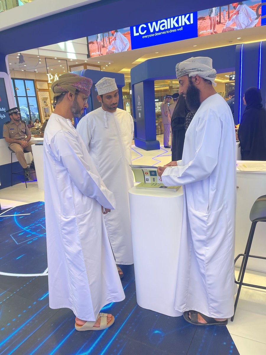 MohdAlmuntheri's tweet photo. ضمن فعاليات اسبوع المرور الخليجي شاركت جماعة أصدقاء الطريق بالمدرسة بإشراف الاستاذ فيصل الحضرمي مشرف البرنامج في معرض الوزارة بعمان مول 
@EduGovOman 
@EduGovMct 
#مدارسنا_مست��بل_واعد https://t.co/9fJ1lV530C